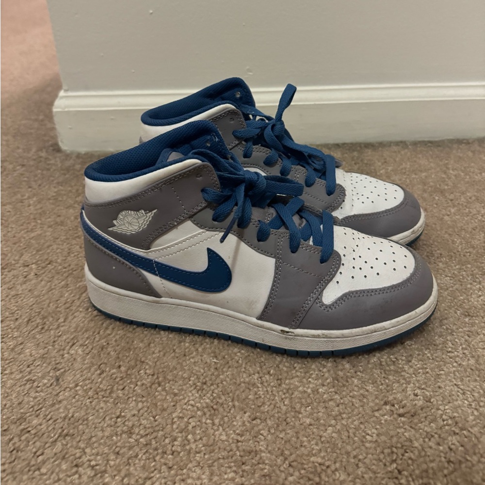 Air Jordan 1 Mid. Size 6Y